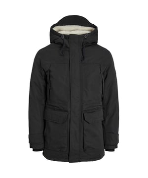 Dieser warme und isolierende Parka für Herren ist ideal für die kalten Wintermonate. Die Jacke ist aus leichtem Material gefertigt, das für Atmungsaktivität und Komfort sorgt. Sie ist mit wärmenden Kunstdaunen gefüttert. Der Parka ist wasserabweisend. Die mit Kunstfell gefütterte Kapuze lässt sich mit einem Kordelzug verstellen und schützt so vor Wind und Kälte. Geschlossen wird die Jacke mit einem Reißverschluss, über dem sich eine durchgehende Sturmklappe befindet. Die Ärmel haben innenliegende Rippenbündchen, die das Eindringen von Kälte und das Verrutschen der Ärmel verhindern. Die Jacke hat seitliche Pattentaschen mit zusätzlichen Seitentaschen zum Verstauen von Kleinigkeiten. Außerdem gibt es zwei Brusttaschen. Das Labelpatch auf dem Arm rundet das Design ab.