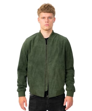 Inspiriert vom MA-1-Stil der 50er Jahre ist diese Jacke ein ikonisches Basic für Freizeitoutfits und erfreut sich mit der Zeit immer größerer Beliebtheit. Wir bieten diese Jacke in unserem hochwertigen Ziegenveloursleder für ein leichtes Tragegefühl und ein glattes Aussehen an, das sich von Wildleder unterscheidet. Die Jacke verfügt außerdem über elastische Säume und Manschetten für zusätzlichen Komfort und ein schmal zulaufendes Erscheinungsbild. Diese Jacke ist minimalistisch gehalten, mit Ergänzungen auf der Vorderseite, die auf zwei dezente Hüfttaschen beschränkt sind, für den schlichten Bomber-Look. Für ein zeitloses Outfit empfehlen wir die Kombination mit Jeans. Allerdings handelt es sich hierbei um ein sehr vielseitiges Kleidungsstück, das durch die große Auswahl an Farbvarianten, in denen wir diese Jacke anbieten, noch vielseitiger wird und daher zu praktisch jedem von Ihnen gewählten Outfit passen kann. • Hergestellt aus echtem Ziegenwildleder. • Elastische Säume und Bündchen für zusätzlichen Komfort. • Klassischer YKK-Reißverschluss an der Vorderseite der Jacke