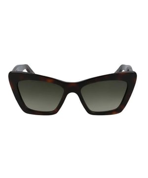 Gafa SF929S con montura de acetato.

Forma y diseño:
- Estas gafas de Salvatore Ferragamo tienen una silueta de ojo de gato.

Material de la montura:
- La montura de estas gafas está hecha de acetato, un material plástico.
- El acetato proporciona durabilidad, flexibilidad y un acabado suave a la montura.

Templos de acetato:
- Los templos también están hechos de acetato, coincidiendo con el material de la montura.
- El acetato en los templos los hace ligeros y cómodos de llevar.

Detalles de la marca:
- Grabado de la marca Salvatore Ferragamo en los templos.
- Estos elementos de diseño ayudan a identificar claramente el modelo como parte de la colección de gafas de Salvatore Ferragamo.

Gafas:
- Las lentes son de alta calidad.
- Estas lentes proporcionan una excelente protección UV y una visión nítida y clara.
 Medidas: Ancho de lente: 55 mm. Puente: 17 mm. Templos: 145 mm.
 Composición: Acetato
 Cuidado:
Utilice un paño de microfibra suave y limpio para limpiar sus gafas de sol. Este tipo de paño no rayará las lentes.
 Evite usar productos de limpieza abrasivos, detergentes, alcohol o acetona, ya que pueden dañar las lentes y los tratamientos antirreflejantes.