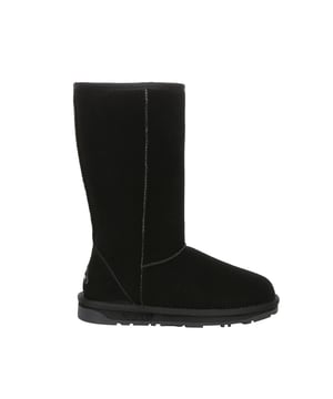 Klassiek gaat nooit fout! De hoogte zorgt voor extra warmte voor degenen die het serieus nemen. Dankzij het bovenwerk van hoogwaardig rundsuède gaan ze zeker vele seizoenen mee. Specificatie: Bovenwerk van koeiensuède Voering van schapenvachtwol Binnenzool van schapenvachtwol  EVA-zool Technologieën: Water & Vlekbestendig bovenwerk Slipvaste buitenzool