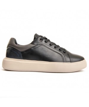 Sneaker casual para hombre. Fabricado con materiales veganos. Calce cómodo. Plantilla acolchada. Fabricado por otras marcas para nuestra marca.