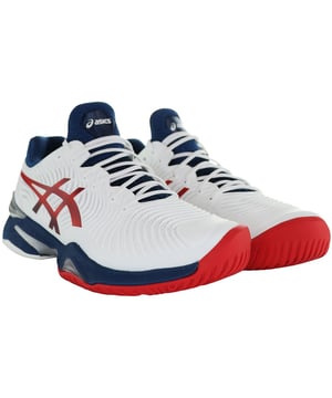 Die Asics Court FF 2 Tennisschuhe für Herren in Weiß sind der Inbegriff von Stil, Leistung und Unterstützung für Tennisspieler. Diese Tennisschuhe sind so konzipiert, dass sie Ihr Spiel auf dem Platz verbessern und gleichzeitig ein sauberes und modisches Erscheinungsbild bieten. Hier ist eine detaillierte Beschreibung mit den wichtigsten Eigenschaften:

Tennisspezifisches Design: Die Court FF 2-Schuhe von Asics wurden mit tennis-spezifischen Eigenschaften entwickelt, um optimalen Halt und Stabilität für schnelle seitliche Bewegungen und die Abdeckung des Platzes zu bieten.

Hochwertige Materialien: Asics ist bekannt für die Verwendung von hochwertigen Materialien in ihrem Schuhwerk. Diese Schuhe bestehen typischerweise aus Materialien der Spitzenklasse, die sowohl Langlebigkeit als auch Komfort gewährleisten.

Klassische weiße Farbe: Die Schuhe sind in einem klassischen weißen Farbton mit subtilen Akzenten erhältlich und bieten einen zeitlosen und klaren Look, der zu Ihrer Tenniskleidung passt und eine einfache Kombinierbarkeit ermöglicht.

FlyteFoam-Technologie: Diese Schuhe integrieren häufig die FlyteFoam-Technologie von Asics in der Zwischensohle, die eine leichte und reaktionsfreudige Dämpfung bietet, die zur Stoßdämpfung und Energie-Rückgabe während intensiver Matches beiträgt.

GEL-Dämpfung: Die Schuhe verfügen über GEL-Dämpfung im Fersenbereich, die entscheidend ist, um Aufprallkräfte während schneller Richtungswechsel und intensiver Ballwechsel auf dem Platz zu absorbieren.

Unterstützendes Obermaterial: Das Obermaterial der Schuhe ist so gestaltet, dass es hervorragenden Halt und Stabilität für Ihre Füße während seitlicher Bewegungen bietet, damit Sie auf dem Platz agil und sicher bleiben.

Sicherer Schnürverschluss: Die Schuhe verfügen typischerweise über ein traditionelles Schnürsystem, das eine sichere und individuell an Ihre Fußform anpassbare Passform ermöglicht.

Gepolsterter Kragen und Zunge: Um Komfort zu gewährleisten und Reibung während längerer Matches zu verhindern, sind die Schuhe mit einem gepolsterten Kragen und einer gepolsterten Zunge ausgestattet.