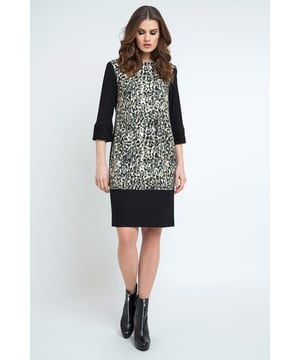 Rechte Animal Print Dress van Conquista Fashion in stretch jersey duurzame stof. Ons model is 176cm en draagt maat 36/S. Gemaakt in Griekenland.