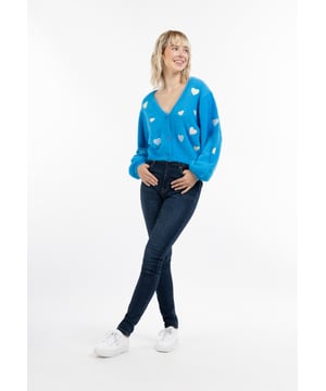 Liefde is: een zacht vest met hartjesmotief! Het ultrazachte garen met franjes heeft een hippe cropped stijl met een V-hals en drie knopen. Op de voorkant en op de wijde mouwen zijn kleurrijke hartjes geappliqueerd. Het zal zelfs in de koudste winter onze harten verwarmen.