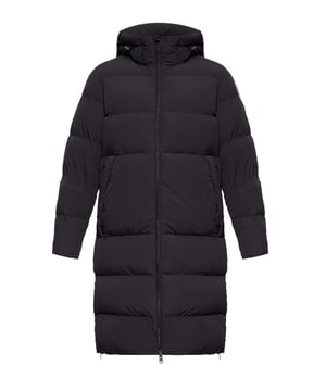 Dieser Herren-Stepp-Parka kombiniert zeitloses Design mit funktionalen Details für kalte Tage. Die normale Passform und die knielange Länge bieten optimalen Schutz und eine stilvolle Silhouette. Eine Kapuze mit Kordelzug und ein Stehkragen halten Wind und Kälte zuverlässig ab. Der Zwei-Wege-Reißverschluss sorgt für Flexibilität und einfache Handhabung. Praktische seitliche Reißverschlusstaschen und Eingrifftaschen mit Druckknopf bieten ausreichend Stauraum für Ihre Essentials. Seitenschlitze mit Reißverschluss ermöglichen zusätzliche Bewegungsfreiheit. Warm gefüttert, hält dieser Parka Sie auch bei niedrigen Temperaturen angenehm warm. Hergestellt aus hochwertigen Materialien, garantiert er hohen Tragekomfort den ganzen Tag über. Ideal für die kalte Jahreszeit, vereint dieser Parka Funktionalität mit einem modernen Look. Ein Must-Have für stilbewusste Männer, die Wert auf Qualität und Komfort legen.