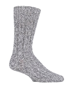 Of het nu gaat om wandelen, wandelen of gewoon een rustige wandeling op het platteland, geniet er in alle comfort van met deze Pennine Walker-laarssokken. Deze sokken hebben een rijk wolgehalte wat perfect is voor ruige buitenactiviteiten. De wol bevat ook natuurlijke en moderne vezels voor comfort, sterkte en duurzaamheid. Het wolgehalte geeft je extra warmte en comfort. Ze hebben ook contourribben die zich rond de natuurlijke ronding van de voet vormen om ophoping te verminderen. Ze hebben ook een verbeterde pasvorm en gedempte voet die ervoor zorgt dat alles comfortabel en op zijn plaats blijft, ongeacht welke activiteit je onderneemt in de vrije natuur. Ze profiteren zelfs van een versterkte hiel en teen voor kracht, duurzaamheid en vooral ondersteuning van de voetboog. Deze sokken zijn gemaakt van 60% wol, 30% polyester en 10% acryl, zijn herenmaat 40-45 EU en zijn verkrijgbaar in 4 verschillende kleuren, waaronder: lichtgrijs, donkergrijs, houtskool en marineblauw. Ze zijn veilig wasbaar in de machine. Al meer dan 50 jaar breit de familie Castro sokken van de beste kwaliteit in hun door een familie gerunde fabriek in de historische stad Guimaraes in het noorden van Portugal. Senhor Castro's jarenlange expertise en hard werken heeft ons in staat gesteld om de SockShop Country Pursuit Pennine Walker Boot Sock te creëren.