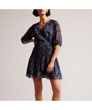 Dames Ted Baker Casadee Smock Panel Wrap Mini Dress in marineblauw.- V-hals.- Korte pofmouwen.- Wikkel voorkant.- A-lijn.- Smock taille paneel.- Ditsy hart print.