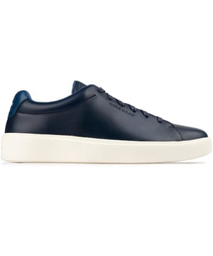 Muévete con estilo con las zapatillas Cole Haan Grand Crosscourt Traveler. Estos elegantes zapatos de corte añaden un toque de sofisticación a tu uso diario. Amortigua tu paseo con la entresuela CMEVA sensible y agarra la carretera con la suela de goma duradera. Con parte superior de cuero de alta calidad y la marca Cole Haan. Llamarás la atención ya sea que viajes a la ciudad o estés de viaje con amigos. Átate los cordones y siente la libertad de movimiento con estas versátiles zapatillas.