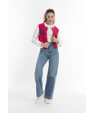 myMo présente cette veste en sweat-shirt fabriquée en Italie dans le style college en vogue. Les manches et les poignets caractéristiques de couleur contrastée ainsi que les écussons en éponge ne doivent bien sûr pas manquer. Une fermeture à boutons-pression avec des boutons argentés complète avec succès cette pièce tendance.