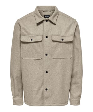 Tauche ein in die Welt von zeitloser Lässigkeit mit diesem Herrenhemd - ein Meisterstück, das Komfort und Stil perfekt vereint. Das locker geschnittene Langarmdesign schafft eine entspannte Silhouette, die nicht nur bequem, sondern auch absolut im Trend ist.  Der Kent-Kragen verleiht dem Hemd eine subtile Eleganz, während die Druckknopfleiste nicht nur für einen modernen Look sorgt, sondern auch schnelles An- und Ausziehen ermöglicht. Die 1-Knopf-Manschetten fügen eine raffinierte Note hinzu und betonen die Liebe zum Detail.  Die Brustklappentaschen mit Druckknöpfen sind nicht nur praktisch, sondern verleihen dem Hemd auch einen Hauch von Urbanität. Der Label-Aufnäher in der Knopfleiste setzt den letzten Schliff und verleiht dem Hemd eine individuelle Note.  Dieses Herrenhemd verspricht nicht nur einen lässigen Auftritt, sondern auch einen hohen Tragekomfort. Egal, ob du es zu einem entspannten Wochenendausflug, einem Treffen mit Freunden oder im Büro trägst, dieses Hemd wird zu einem verlässlichen Begleiter für vielfältige Anlässe.