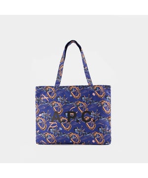 Twee handgrepen. Handgedragen - twee handgrepen. Materiaal: polyester. Kleuren: Blauw. Materiaal voering: leer. Afsluiting: geen afsluiting. Interieur: één zak met rits.