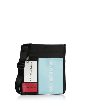 100% poliéster; Ancho: 19 cm, Alto: 21,5 cm Bolso Calvin Klein Jeans; Modelo: K40K400883910; Mano de obra de alta calidad; Un compartimento principal con cremallera, un compartimento frontal con cremallera; Una correa para el hombro ajustable; Dimensiones (cm): 21,5 x 19 x 2; Detalles del logotipo de Calvin Klein Jeans