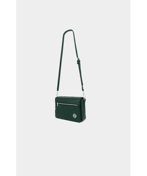 100% cuero PU Apertura con solapa Correa de cuero ajustable Cremallera con tirador de marca Níquel mate Logotipo Monogram en el frente Etiqueta de equipaje de cuero Bolsillo trasero Tamaño del bolso: 23.5x17x6cm (HxLxW) 