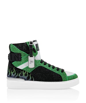 Verfraaid  Suède hi-top sneakers all-over versierd met gekleurde strass-applicaties. Gewatteerde hiel, kraag en tong. Vetersluiting. Glijvaste rubberen zool. Binnenvoering en uitneembare binnenzool.