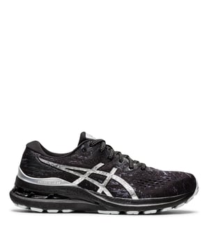 Asics Gel Kayano 28 Platinum Hardloopschoenen Dames - Geef je run een boost met de Gel Kayano 28 Platinum Hardloopschoenen van Asics. Deze neutrale hardloopschoenen zijn vervaardigd met FF Blast-schuim en GEL-technologie voor uitstekende demping, respons en schokabsorptie. Het geperforeerde bovenwerk van mesh bevordert de ademendheid, zodat je voeten koel en comfortabel aanvoelen, terwijl de AHARPLUS-buitenzool zorgt voor duurzame grip en de Dynamic Duomax-technologie helpt om pronatie te verminderen. De Gel Kayano 28 beschikt ook over 3D Space Construction-technologie, die de compressie bij de voetlanding verbetert, terwijl de OrthoLite X-55 tussenzool extra comfort biedt direct onder de voet en de TRUSSTIC-technologie de stabiliteit verbetert. De Platinum-editie is afgerond met vetersluiting, een gevoerde enkelkraag en een gedurfde Platinum kleurontwerp met klassieke Asics merknaam op de zijkant. Bovenwerk van synthetisch en textiel met synthetische voering en synthetische zool.