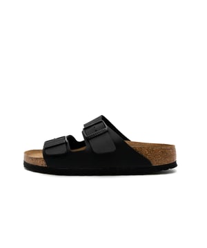 Color: Negro Especificaciones: Zapatilla icónica hecha con parte superior dermoaffine Birko-Flor, la cómoda plantilla Soft Footbed y la clásica suela de EVA antideslizante. Esta zapatilla, que se cierra con dos hebillas ajustables, sigue siendo un verdadero clásico desde hace décadas Parte superior: Cuero sintético Cordones: Hebilla Tipo de suela: Suela de EVA antideslizante