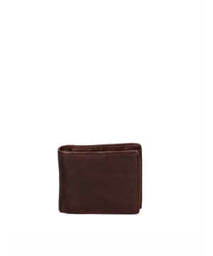 Cartera de hombre. El cierre está ausente. Los bolsillos internos son tarjeteros para billetes y monedas. Los bolsillos externos están ausentes. Falta la correa para el hombro. Falta el mango. Hay un compartimento interno. El material exterior es 100% Piel Auténtica. Internamente está forrado en piel auténtica. Medidas: 12x9x2 cm. Producto de moda