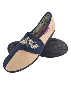 Dunlop-Slipper mit Klettverschluss für Damen Die Firma Dunlop, die ursprünglich Reifen herstellte, begann in den 1960er Jahren mit der Produktion von hochwertigen Hausschuhen mit Gummisohlen, wobei sie die intelligente Technologie nutzte, die ursprünglich für ihre bahnbrechenden Reifen entwickelt wurde. Dunlop hat einen hervorragenden Wiedererkennungswert und ist ein Name, der für hohe Qualität und Verlässlichkeit steht. Die Marke Dunlop genießt einen beneidenswerten Ruf, der sich auch auf ihr Angebot an Hausschuhen und Freizeitschuhen erstreckt. Sie bietet dem Verbraucher ein kreatives und inspiriertes Schuhsortiment, bei dem der Schwerpunkt auf kreativen Verzierungen, innovativen Stoffen und hervorragendem Komfort liegt. Alle Designs wurden entwickelt, um eine hervorragende Passform und außergewöhnlichen Komfort zu bieten. Die Hausschuhe des Modells Juliet sorgen mit ihrer Memory-Foam-Sohle für einen sicheren und bequemen Fuß. Der verstellbare Klettverschluss ermöglicht es, die Hausschuhe bei schmaleren Füßen enger zu schnüren. Diese Hausschuhe haben Blumen auf den inneren Rand und das Klettband gedruckt, ein Muster, das am besten für ältere Damen geeignet wäre. Diese Hausschuhe wären ein ideales Geburtstags- oder Weihnachtsgeschenk für Ihre Oma, die ihre Füße warm und geschützt halten möchte, wenn die Temperaturen eisig kalt werden. Um das Leben noch einfacher zu machen, sind diese Hausschuhe maschinenwaschbar. Die Hausschuhe sind in 2 Farben erhältlich, einmal in marine/creme und einmal in rosa und in den Größen 3-8 UK. ✔ Dunlop Markenpantoffeln ✔ Gepolsterte Einlegesohle aus Memory Foam ✔ Blumenmuster ✔ Verstellbarer Klettverschluss ✔ Pantoffeln mit Sicherheit auf der Rückseite ✔ Strapazierfähige Gummisohle ✔ Schuhgröße 3-8 UK ✔ Markenaufdruck auf dem Fußrücken und auf dem Seitenetikett ✔ Dunkelrosa und Marine-Creme ✔ Maschinenwaschbar