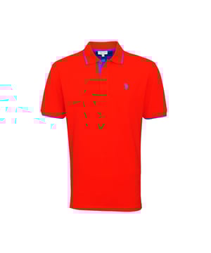 Unifarbenes Kurzarmhemd mit Polokragen, Knopfleiste und Logostickerei in bequemer Passform.