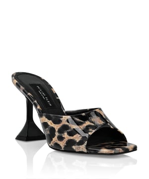 Sandalen met lakbandjes en luipaardprint. Voetbed van nappa en Franse punt van lakleer. Spoelhakken. Echt leren zool. Hak: 100 mm.