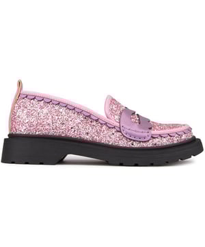 Deze geliefde loafers met dikke zool Old Dawg van Irregular Choice hebben een sprankelende update gehad! Deze slip-on flats zijn bedekt met opvallende roze glitters, afgewerkt met metallic geschulpte details en een dikke zwarte zool. De klassieke loafer heeft een glinsterende twist die van seizoen tot seizoen de aandacht zal trekken.