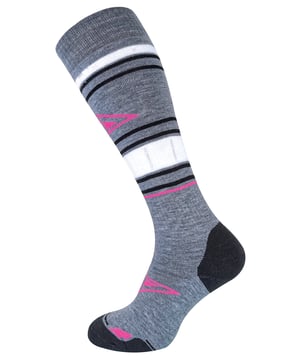 Comodo 1 Pack Snowboarding SocksComodo ha estado proporcionando calcetines de alta calidad para hombres y mujeres desde 1996. Estos calcetines de snowboard para adultos son adecuados tanto para hombres como para mujeres. Son increíblemente suaves, ya que están fabricados con lana merina para garantizar el máximo nivel de comodidad. Estos calcetines de snowboard aíslan y regulan la temperatura del usuario. Estos calcetines están fabricados con un 40% de lana merina, un 40% de acrílico, un 15% de poliamida y un 5% de elastano. Se pueden lavar a máquina a 30 ºC. Estos calcetines son unisex y están disponibles en las tallas 3-11 UK. Extra Product Details - Sizes 3-11 UK - 1 Pair - Snowboarding socks - Ski socks - Machine Washable