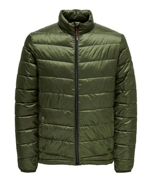 Diese Steppjacke von Only & Sons ist eine warme und stilvolle Jacke für kühlere Tage. Mit einem durchgehenden Reißverschluss bietet sie Ihnen Schutz und Flexibilität. Der Stehkragen und die langen Ärmel sorgen für einen eleganten und klassischen Look. Die elastischen Bündchen sorgen für eine optimale Passform und Wärmeisolierung. In den Reißverschlusstaschen können Sie Ihre Hände oder andere wichtige Dinge verstauen. Die Jacke ist gesteppt, was ihr einen modischen und modernen Look verleiht. Sie ist aus hochwertigen Materialien gefertigt und hat einen hohen Tragekomfort. Diese Steppjacke ist eine vielseitige und praktische Jacke, die Sie mit verschiedenen Outfits kombinieren können.