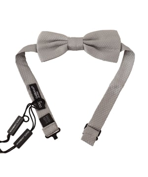 100% authentieke Dolce & Gabbana exclusieve vlinderdas
  Kleur: Zilver
  Patroon: Effen
  Model: Gebonden
  Materiaal: 100% Zijde
  Verstelbare nekband een maat
  Gemaakt in Italie
