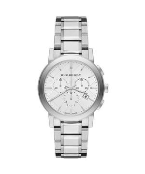 Spezifikation Details Marke Burberry Modell BU9750 Barcode Nummer 0822138041898 Geschlecht Frauen Gehäusedurchmesser 38 mm Gehäusematerial Edelstahl Gehäusefarbe Silber Zifferblattfarbe Silber Bandmaterial Edelstahlband Farbe Silber Uhrwerk Quarz Chronograph Ja Wasserdichtigkeit 5 ATM