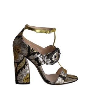 VINTAGE, RRP AS NEW
The Dionysus sandals from Gucci, with their bejeweled dionysus buckle embellishment on the vamps, are sure to boost any outfit. Crafted in Italy from a metallic floral brocade fabric, these statement shoes are designed with a high brocade covered block heel and double toe straps. Designed to complete your cocktail dresses and complement your gold-tone jewelry for an elegant look.

Gucci Dionysus Buckle Metallic Floral Brocade Sandals in Multicolor Silk
Condition: Very good with dust bag
Sign of wear: Moderate wear on the soles and insoles
Material: Silk
Color: Multicolor
Size: IT38.5 / UK5.5 / US8.5
SKU: 283001