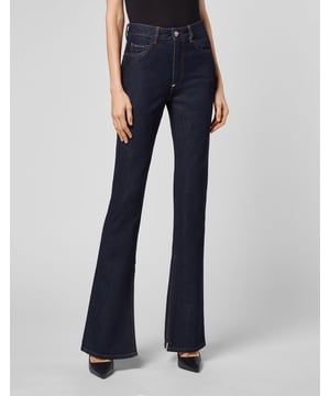 Stretch stone washed denim 5 pocket broek met het Plein borduursel op de rechter achterzak. Enkele metalen knoopsluiting. Aan de achterkant van de tailleband is een metalen ophanglus met badge met logo genaaid. Pasvorm: Flare.