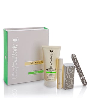 Natuurlijk mooie handen en nagels. Het onderhouden van je nagels is meer dan alleen het knippen ervan en het wassen van je handen. Onze Natural Glow Nail Kit is geen gewoon product, omdat het een alles-in-één oplossing is die kwetsbare nagels onmiddellijk beschermt en droge handen hydrateert. Het versnelt de bloedcirculatie om nagels sneller en sterker te laten groeien en een natuurlijke heldere laklaag te creëren, waardoor vergeling, vlekken en afbrokkeling worden voorkomen. Het wordt ook geleverd met een speciale olie voor de nagelriemen. 250 ml