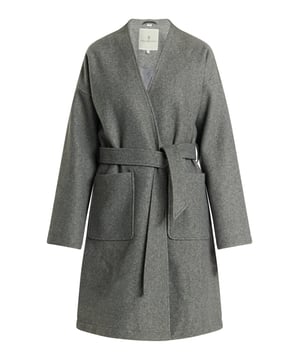 Deze jas van DreiMaster Klassik is een investering die vele trends zal overleven. De tijdloze snit met riem van hetzelfde materiaal past niet alleen perfect bij een pantalon of jeans, maar geeft uw zakelijke uitstraling ook moderne klasse. Gemaakt van zacht en deels gerecycled materiaal en heeft een elegante wollen look. De kraagloze snit sluit met drukknopen en is voorzien van XL-zakken. Een delicate, glanzende binnenvoering rondt het ontwerp vakkundig af.  Overgangsjas in wollook met deels gerecycled materiaal