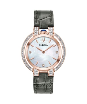 Dit Bulova Dames horloge beschikt over een Quartz binnenwerk. De kast (35 mm mm) is vervaardigd uit RVS (Rosékleurig) en heeft een Saffierglas. De band is Grijs Leer. Dit horloge uit de Bulova Rubaiyat reeks is een mooi en tijdloos geschenk. Verras jezelf of iemand anders met dit cadeau. Bovendien geniet u hierbij van 2 jaar garantie tegen alle fabricagefouten.