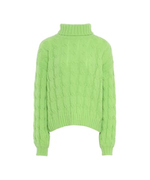 Heben Sie Ihre Wintergarderobe mit diesem gestrickten Pullover auf, der ein klassisches Zopfmuster zeigt. Das hohe Rollkragen-Design bietet sowohl Stil als auch Wärme, während das strukturierte vertikale Strickmuster einen optisch ansprechenden Look schafft. Mit gerippten Bündchen und Saum ist dieser locker sitzende Pullover perfekt für kühlere Tage als äußere Schicht. Bleiben Sie gemütlich und stilvoll in diesem unverzichtbaren Stück für die Saison.  Pullover Sweater