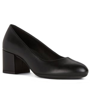 Eleana ist ein Damenschuh, der das klassische Design eines Pumps modern interpretiert. Der bequeme, klobige 5-cm-Absatz ist aus weichem Nappa gefertigt und lässt sich perfekt mit formellen Alltagsoutfits kombinieren.