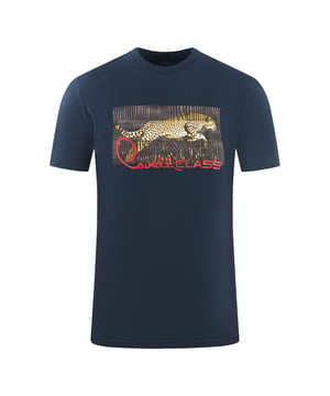 Cavalli Class Boxed Leopard Logo Navy Blau T-Shirt. Bleiben Sie stylish und selbstbewusst mit diesem Cavalli Class Marken T-Shirt in Navy. Mit einem markanten Leoparden-Logo, wird dieses bequeme Oberteil Ihren einzigartigen Stil zur Schau stellen und einen unvergesslichen Eindruck hinterlassen! Rundhalsausschnitt, kurze Ärmel. 100 % Baumwolle. Normaler Schnitt, fällt größengetreu aus. Stilcode: RXT60H JD060 04926