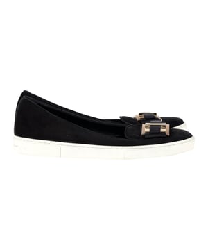 VINTAGE, RRP AS NEW
Embrace impeccable style and craftsmanship with the Salvatore Ferragamo Pelagie Flats. The luxurious suede uppers exude sophistication. The slip-on style provides easy and convenient wear, while the rubber sole offers comfort and traction. The signature logo plaque on the vamps adds an elegant touch. These flats are a perfect blend of style and functionality, making them an essential addition to your shoe collection.

Salvatore Ferragamo Pelagie Flats in Black Suede
Condition: Very good
Sign of wear: Light wear on the soles
Material: Suede
Color: Black
Size: US6.5 / EU37
SKU: 357206 / TONPUGBSH357206W