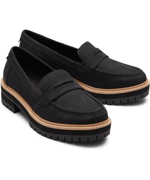 Deze slip-on schoen biedt een moderne kijk op de lug sole loafer trend. De must-have Cara is geïnspireerd op het comfort van onze best verkochte laarzen en heeft een stijlvol leren bovenwerk en een silhouet dat geweldig staat bij jeans, rokken, jurken en meer.