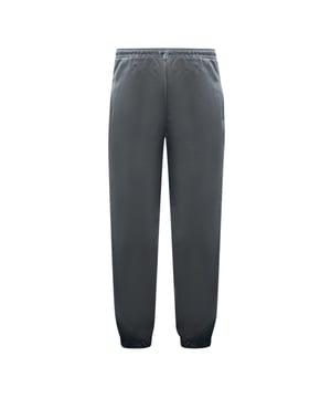 Fred Perry T3512 102 Tonal Tape Black Sweathose. Peppen Sie Ihren Look mit dieser eleganten Fred Perry Sweathose auf. Der Loopback-Stoff ist unglaublich bequem und leicht. Genießen Sie einen stilvollen Look, der für jede Aktivität geeignet ist, während der verstellbare Bund mit Kordelzug Sie den ganzen Tag über bequem hält. Setzen Sie ein markantes Zeichen, ohne Kompromisse bei der Qualität einzugehen. 2 Seitentaschen, Fred Perry Black Pants, 54% Polyester, 46% Baumwolle. Bund mit Kordelzug, Gummizug in der Taille und Bündchen am Bein. Fred Perry-Logo auf der linken Gesäßtasche, verschweißte Beine. Style Code: T3512 102