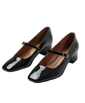 Obermaterial: Patent Kunstleder. Marke: Where's That From. Schnallenriemen. Einlegesohle: gepolstert. Laufsohle: Gummi, Traktionsgriff. Absatz: Low Block Heel. 6,86 cm. Niedrig geschnitten. Design: Unifarben. Zehenstil: Quadratisch. Material: langlebig.