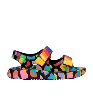 As the name suggests, Melissa Mix combines the comfort characteristic of papetes with the height and style of mini platforms through a contemporary and colorful design. The stability and comfort when walking make it the ideal model for adventures at school or in space.