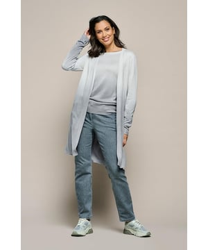 Het Brian vest van Mart Visser is een prachtig vest met een unieke glinstering, perfect om je look een elegante twist te geven. Dit damesvest is gemaakt van een fijne kwaliteit viscose, waardoor het ultra-zacht en vrouwelijk oogt. Het lange vest heeft een subtiele glans dankzij het lurex garen dat erin is verwerkt, met een prachtig verloop van wit naar zachtgrijs. De manchetten, halslijn en zoom onderaan het vest zijn afgewerkt met zachte ribboorden, die het ontwerp extra designerdetails geven. Het grijze damesvest heeft comfortabele, lange mouwen en valt tot op de knie. Dit heerlijk zachte, halflange vest van Mart Visser combineert niet alleen stijlvolle looks, maar biedt ook een verrassend zachte feel. Draag het vest met een comfortabele spijkerbroek en bijpassende top voor een complete look, of stijl het af met een leuke pantalon.
