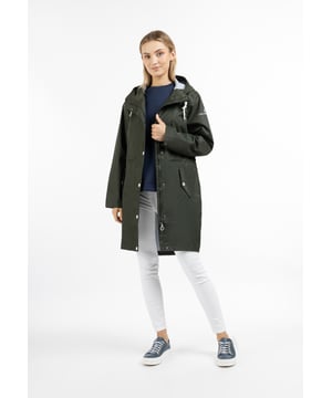Dieser trendige Regenmantel von DreiMaster Maritim bereichert Ihre Garderobe nicht nur an Regentagen. Die hochwertige Ausstattung begeistert uns ebenso wie die schlanke, lange Parka-Form und hohem Stehkragen. Das weiche, beschichtete Material hat einen edlen Griff und durch ihre Leichtigkeit ist es ein angenehmes Tragen. Dank der Polyurethanbeschichtung und der versiegelten Nähte bietet der Mantel einen zuverlässigen Schutz vor Wind und Wasser. Dazu kommt die große Kapuze, die mit einer stylishen Kordel und gravierten Logo-Ösen beeindruckt. Der Reißverschluss endet in einem praktischen Kinnschutz und die zwei mit Patten geschützten Eingrifftaschen bieten allerlei Platz. Das markentypische Logo auf dem linken Oberarm ergänzt den beliebten DreiMaster Maritim-Outdoor-Look.  Regenjacke mit einem dezenten Print auf der Oberstoffrückseite