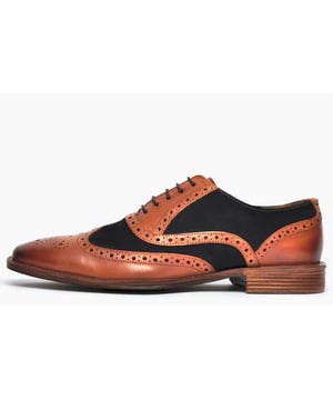 Elevate your formal styling with debonair charm in these Catesby England mens brogues. These Gilberte brogues are perfect for the modern gentlemen, with a premium leather upper in tan, complimented with suede leather panels in a sophisticated navy. Classic punch hole detailing and intricate designer stitching add increased visual appeal, creating timeless style, along with the durable rubber outsole for enhanced traction.
 - Leather / suede leather upper
 - Classic brogue detailing throughout
 - Lace up fastening for a secure fit
 - Sturdy rubber outsole
 - Catesby England branding