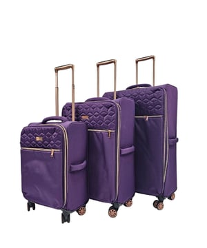 Colección de maletas Skyper: ¡donde el estilo se combina con un viaje sin esfuerzo! Presentamos la colección de maletas Skyper, una fusión perfecta de moda y funcionalidad, diseñada para mejorar tu experiencia de viaje. Esta impresionante colección viene en cuatro tamaños y una variedad de colores elegantes, que incluyen negro, morado, azul verdoso y gris, que satisfacen los diversos gustos de cada viajero. Características principales: • Cremallera en contraste de oro rosa: la maleta Skyper presta atención a los detalles. Su cremallera en contraste de oro rosa no solo agrega un elemento de elegancia y sofisticación, sino que también garantiza que tus pertenencias estén seguras con estilo. • Ruedas giratorias: dile adiós a las dificultades de manipular equipaje pesado. Cada maleta Skyper cuenta con ruedas giratorias de suave giro, que brindan una navegación sin esfuerzo por aeropuertos, calles y vestíbulos de hoteles. Las ruedas giratorias de 360 ​​grados otorgan una maniobrabilidad excepcional para una experiencia de viaje perfecta. • Bolsillo frontal: mantente organizado mientras te desplazas con el práctico bolsillo frontal. Ideal para guardar artículos esenciales de viaje como pasaportes, tarjetas de embarque y pequeños dispositivos electrónicos, este bolsillo accesible garantiza que sus artículos cruciales estén siempre a su alcance. • Material liviano: Viaje con comodidad con la construcción liviana de la maleta Skyper. Fabricada con materiales duraderos que mantienen el peso al mínimo, esta maleta le permite empacar más sin exceder los límites de equipaje. Perfecta para viajeros frecuentes y espíritus aventureros. Ya sea que se embarque en una escapada de fin de semana o un viaje de larga distancia, la colección de maletas Skyper le asegura viajar con estilo y facilidad. Mejore su viaje con esta impresionante maleta que combina a la perfección un diseño de moda con características prácticas, todo a un precio asequible. Actualice a la maleta Skyper y redefina su experiencia de viaje: ¡inteligente, elegante y sin complicaciones! Juego completo 3 tamaños | Cabina+ Mediana+ Grande, • Maleta de cabina de 20 pulgadas - Tamaño 56 x 36 x 22 cm Peso: 2,4 kg Capacidad: 46 litros • Maleta mediana de 25 pulgadas - Tamaño 72 x 44 x 26 cm Peso: 2,9 kg Capacidad: 90 litros • Maleta grande de 29 pulgadas - Tamaño 81,5 x 49 x 30 cm Peso: 3,4 kg Capacidad: 128 litros Nota: Este producto viene en un conjunto de varios tamaños, y obtendrá todos los tamaños que se ven en las imágenes.
