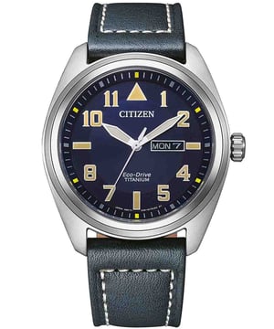 Diese Citizen Analoguhr für Herren ist der perfekte Zeitmesser zum Tragen oder Verschenken. Das silberne, runde 42-mm-Gehäuse in Kombination mit dem bequemen blauen Lederarmband sorgt dafür, dass Sie diesen atemberaubenden Zeitmesser ohne Kompromisse genießen können. Das hochwertige Eco-Drive-Uhrwerk ist bis zu 10 bar wasserdicht und sorgt dafür, dass Ihre Uhr immer tickt. ECO-DRIVE - Eco-Drive ist eine 40 Jahre alte Kerntechnologie von CITIZEN, die auch bei schwachem Licht Energie erzeugt, so dass die Uhr auch im Dunkeln mehr als sechs Monate lang läuft. Diese analoge Uhr hat eine Kalenderfunktion: Tagesdatum, Solarbetrieb, Leuchtzeiger und Leuchtzahlen Hochwertiges 21 cm langes und 22 mm breites blaues Lederarmband mit Dornschließe Gehäusedurchmesser: 42 mm, Gehäusedicke: 10 mm, Gehäusefarbe: Silber und Zifferblattfarbe: Blau