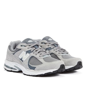 Deze sneakers hebben een bovenwerk van mesh en varkensleer met stijlvolle suède overlays. Ze hebben een ABZORB middenzool en ABZORB SBS hielpolstering, voor optimaal comfort bij elke stap. Bovendien voegt de Stability Web buitenzooltechnologie waardevolle ondersteuning voor de voetboog toe.