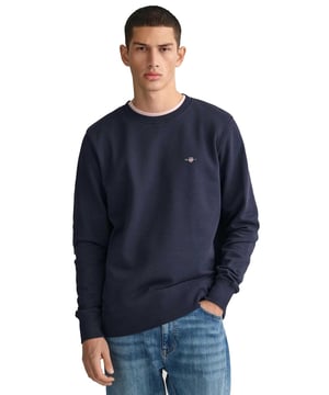 Das Gant Shield Sweatshirt mit Rundhalsausschnitt verfügt über ein klein skaliertes Schildlogo, das auf die Brust gestickt ist. Das Sweatshirt ist mit Rippungen am Kragen, an den Ärmelbündchen und am Saum versehen