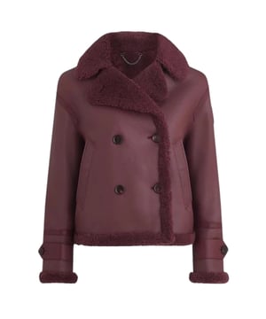 Ervaar het ultieme in veelzijdigheid en stijl met de Belstaff Burgundy Jacket. Deze jas biedt zowel warmte als een modieus ontwerp, waardoor je moeiteloos kunt overstappen van een casual look voor overdag naar een chique avondensemble. Blijf gezellig en zie er geweldig uit met dit must-have jack!, Leren jas, Materiaal: 100% Schapenvachtleer, Voering: 100% Schapenvachtwol, Kraag en voeringdetail van schapenvacht, Dubbele knoopsluiting, Normale pasvorm, Twee zijzakken, Knoopsluiting , Bourgondische jas, leren jas, verstelbare mouwen